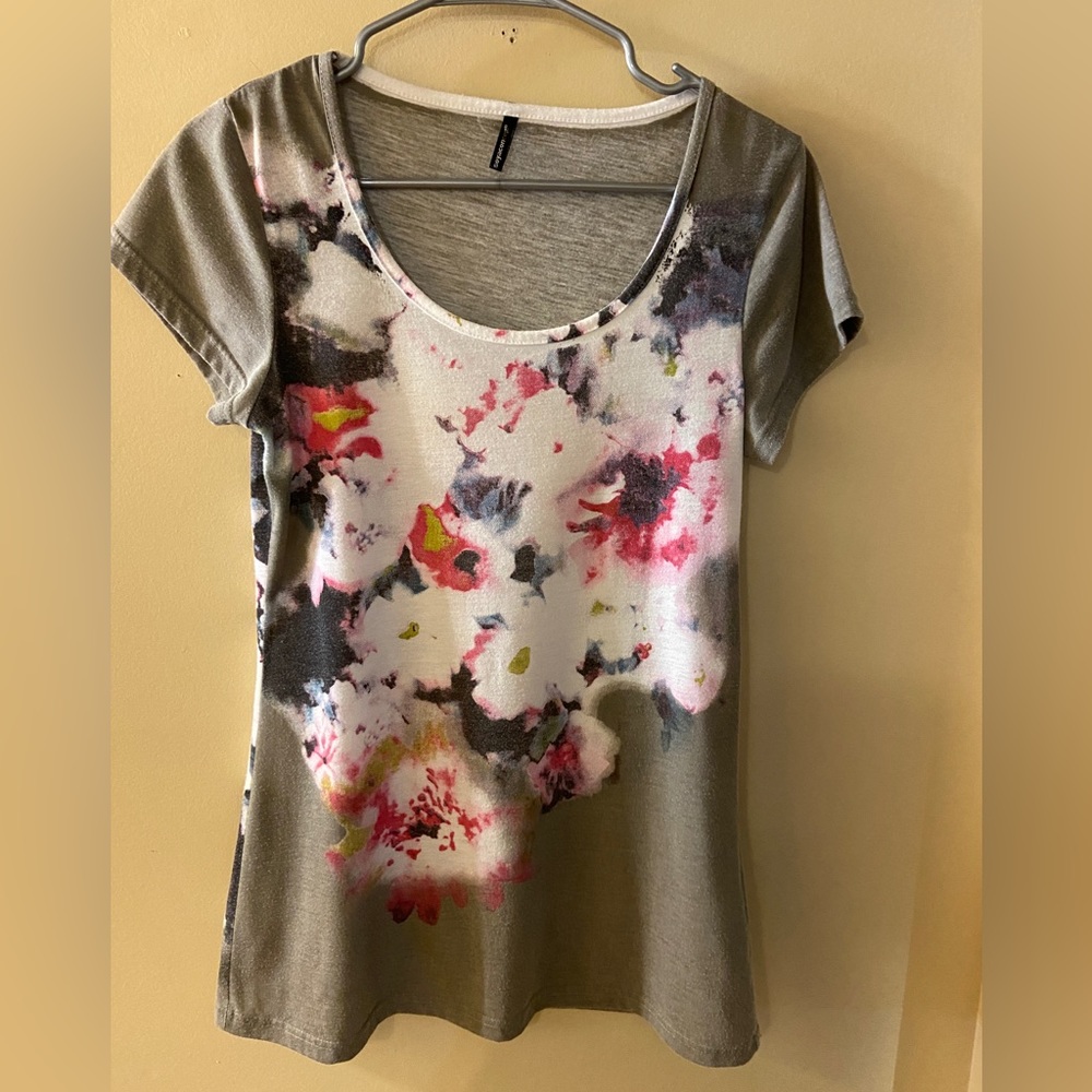 Green tee has modern painted look red white black flowers